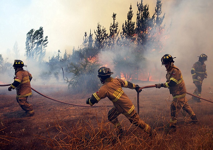 Incendios forestales mantienen el alerta roja en comunas del país