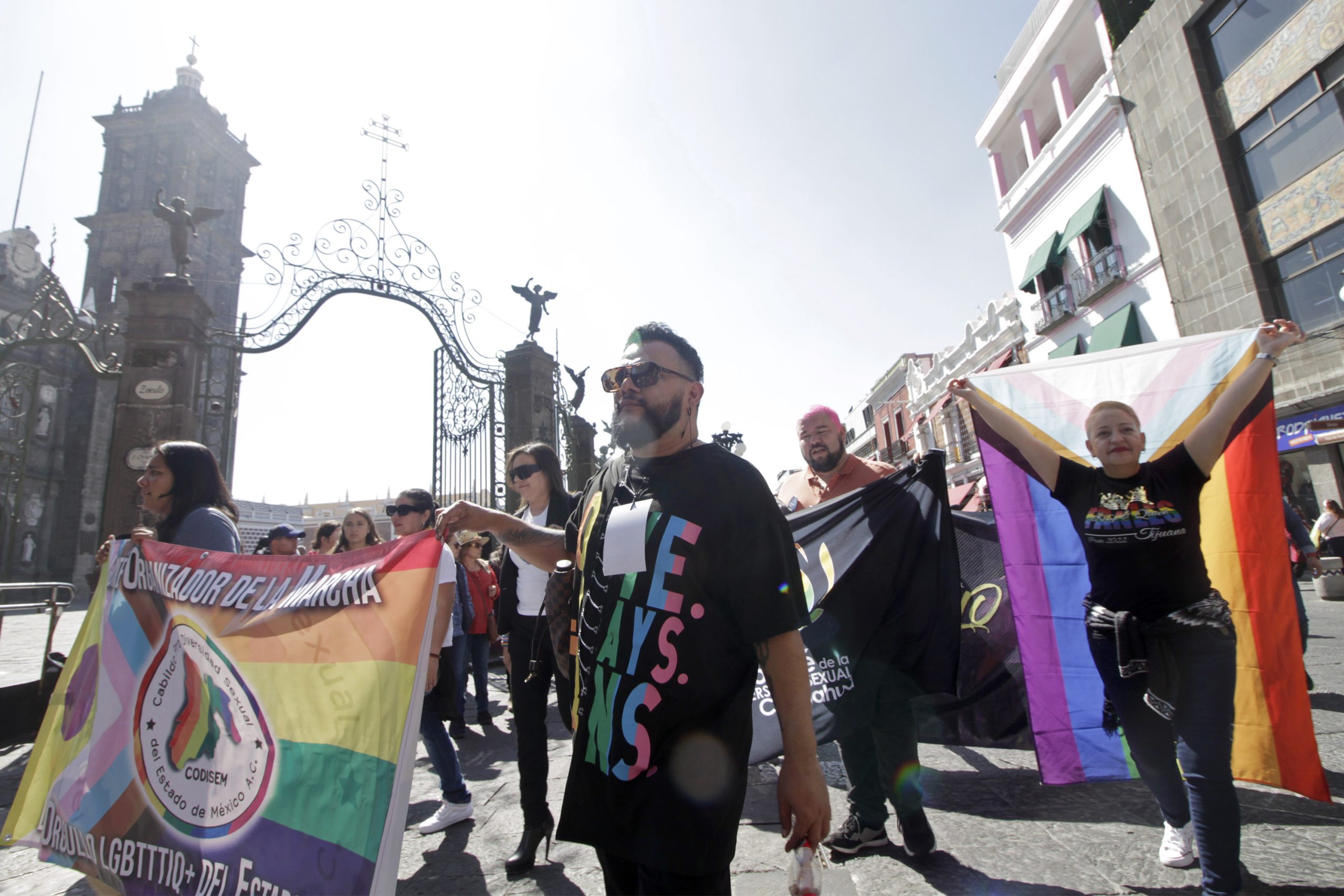 Por principales calles de la ciudad de Puebla marcha comunidad LGBT