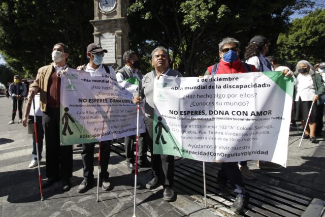 Personas con discapacidad visual marchan en el centro para exigir inclusión
