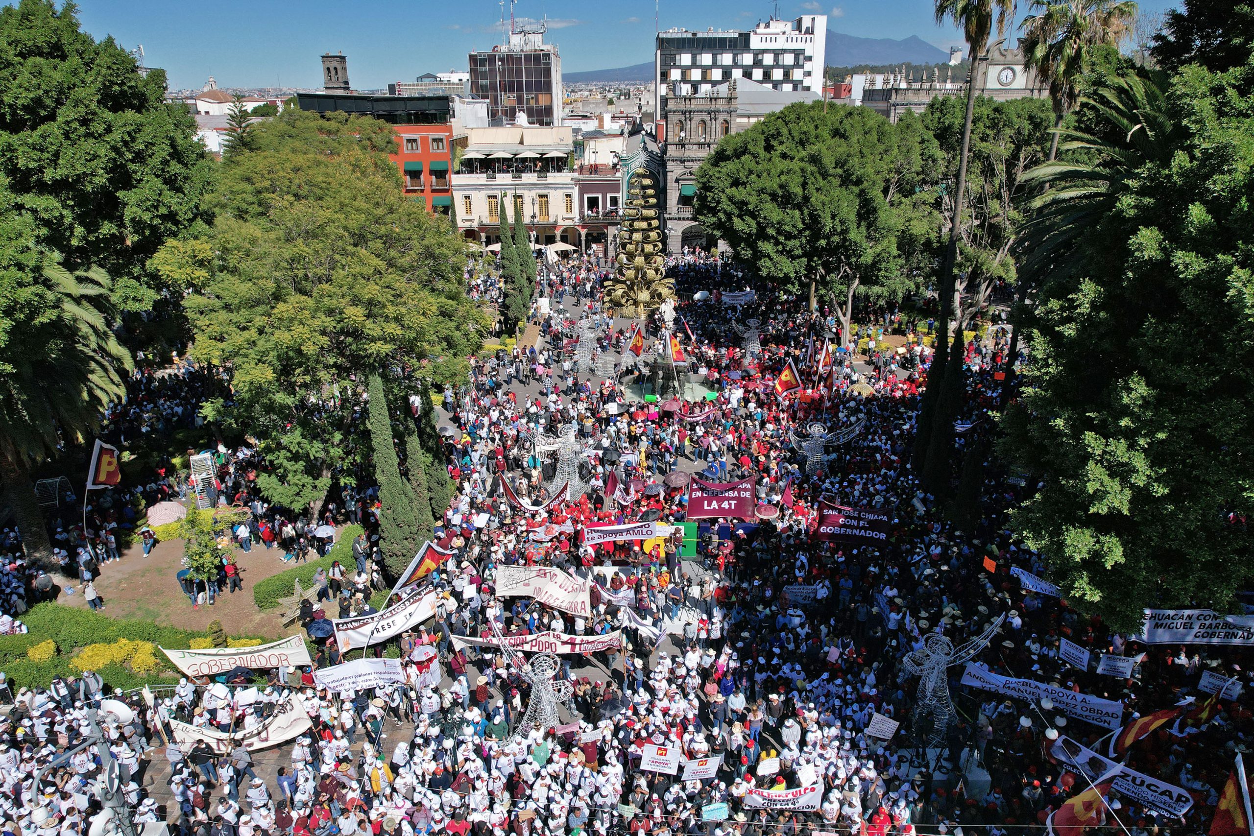 Miles de poblanos apoyan gobierno de AMLO en «movilización histórica»