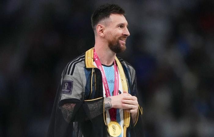 Ofrecen a Messi un millón de dólares por la túnica árabe con la que fue premiado en Qatar