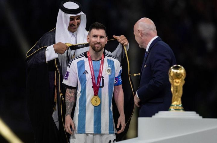 ¿Cuál es el significado de la capa con la que vistieron a Lionel Messi antes de levantar la Copa del Mundo?