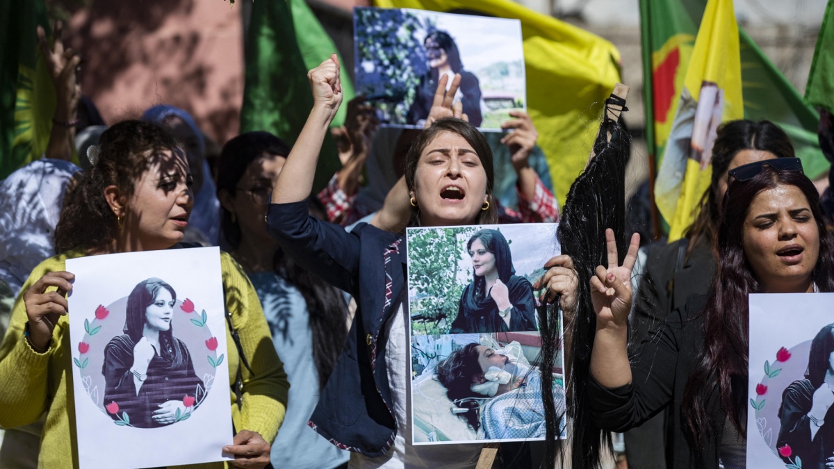 Mujeres reciben disparos en cara, senos y genitales por las fuerzas de seguridad iraníes