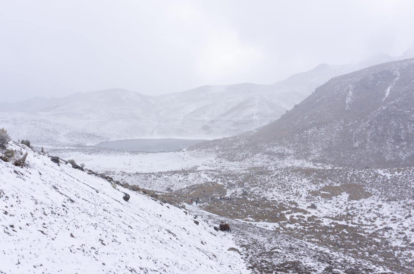Nevado de Toluca se pinta de blanco por la primera caída de nieve de la temporada