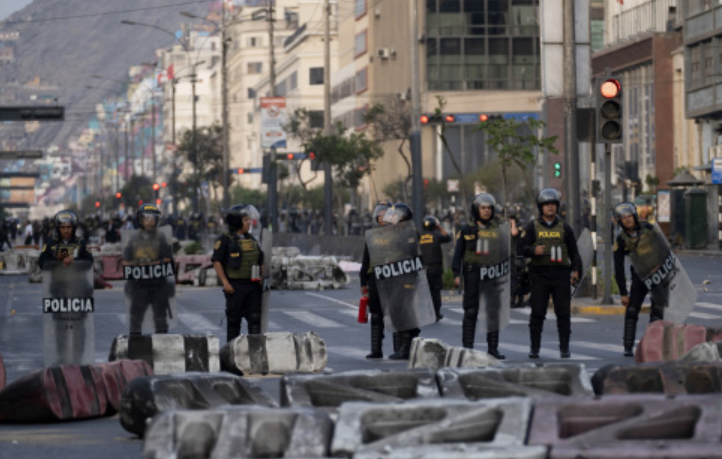 Declaran estado de emergencia en Perú y aumentan las tensiones
