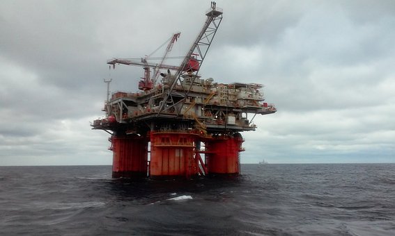 El caos de las sanciones: precio del petróleo se dispara tras respuesta de Rusia al tope fijado por Occidente