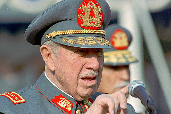 Fiscalía abre investigación por el caso de armas extraviadas de Pinochet