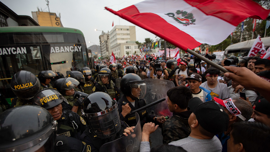 Why do the protests reveal the geographical and political fracture of Peru?