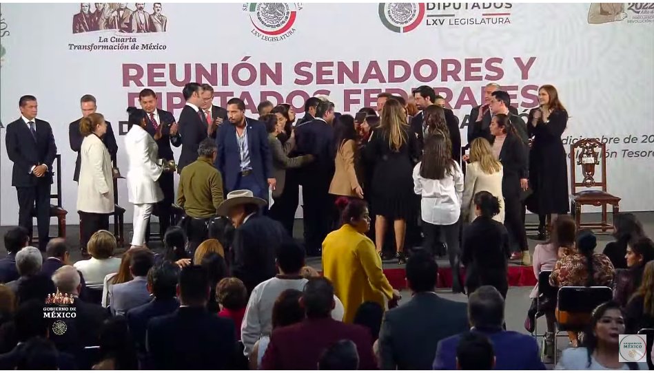 Se reúne AMLO con diputados y senadores de Morena en Palacio Nacional