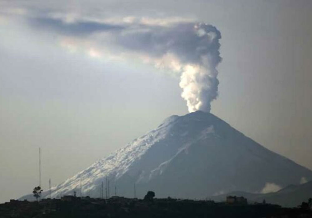 Volcán Cotopaxi de Ecuador continúa con las emisiones de gases y cenizas