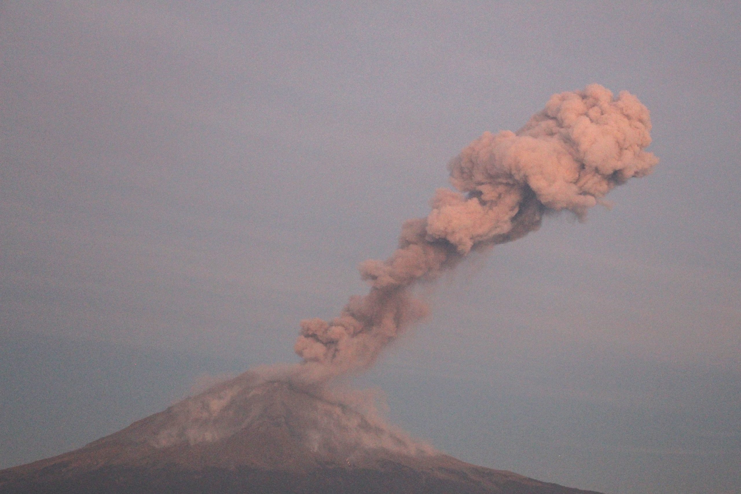 Descartan riesgo tras explosiones y 191 exhalaciones del Popocatépetl