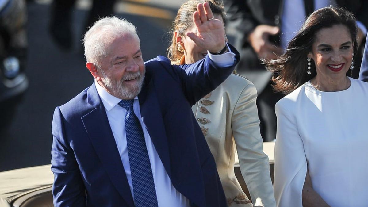 Lula llega a Brasil para luchar contra el hambre, la deforestación y restringir las armas