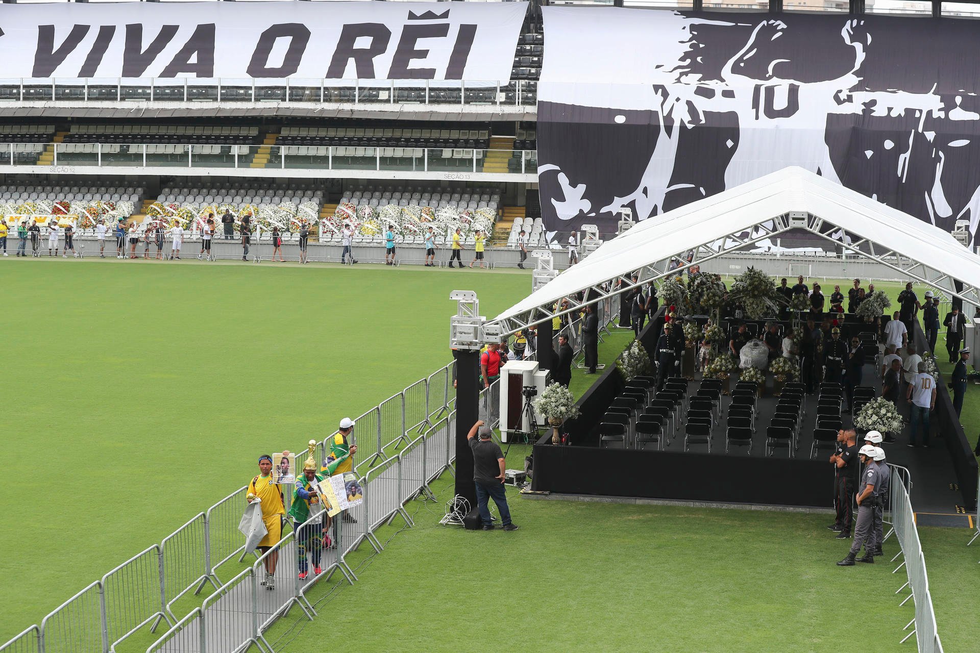 (+Fotos) Hinchas brasileños comienzan a llegar al Estadio del Santos para despedir al «Rey del Fútbol»