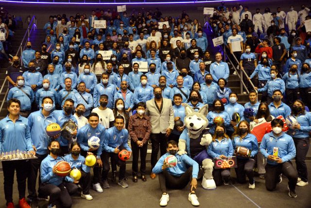 Entregan material y equipo deportivo a entrenadores y atletas universitarios