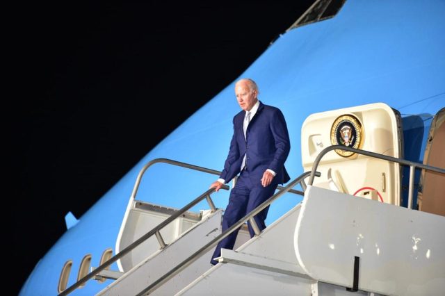 Partirá Biden del AICM este martes junto con su esposa