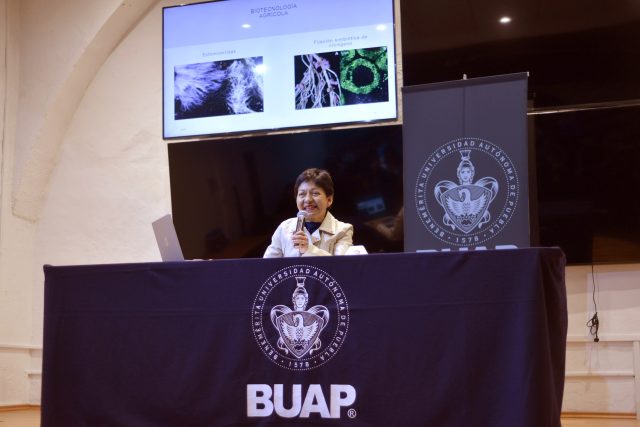 Lilia Cedillo imparte conferencia sobre Biología en la prepa Zapata