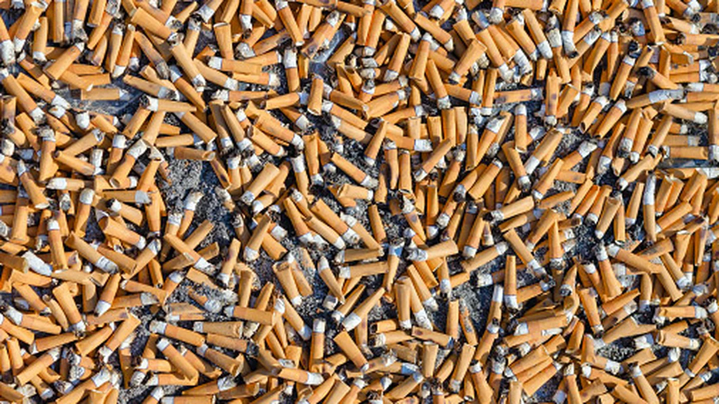 Conoce cuál es el país que hará que los fabricantes de cigarrillos paguen por la limpieza de las colillas