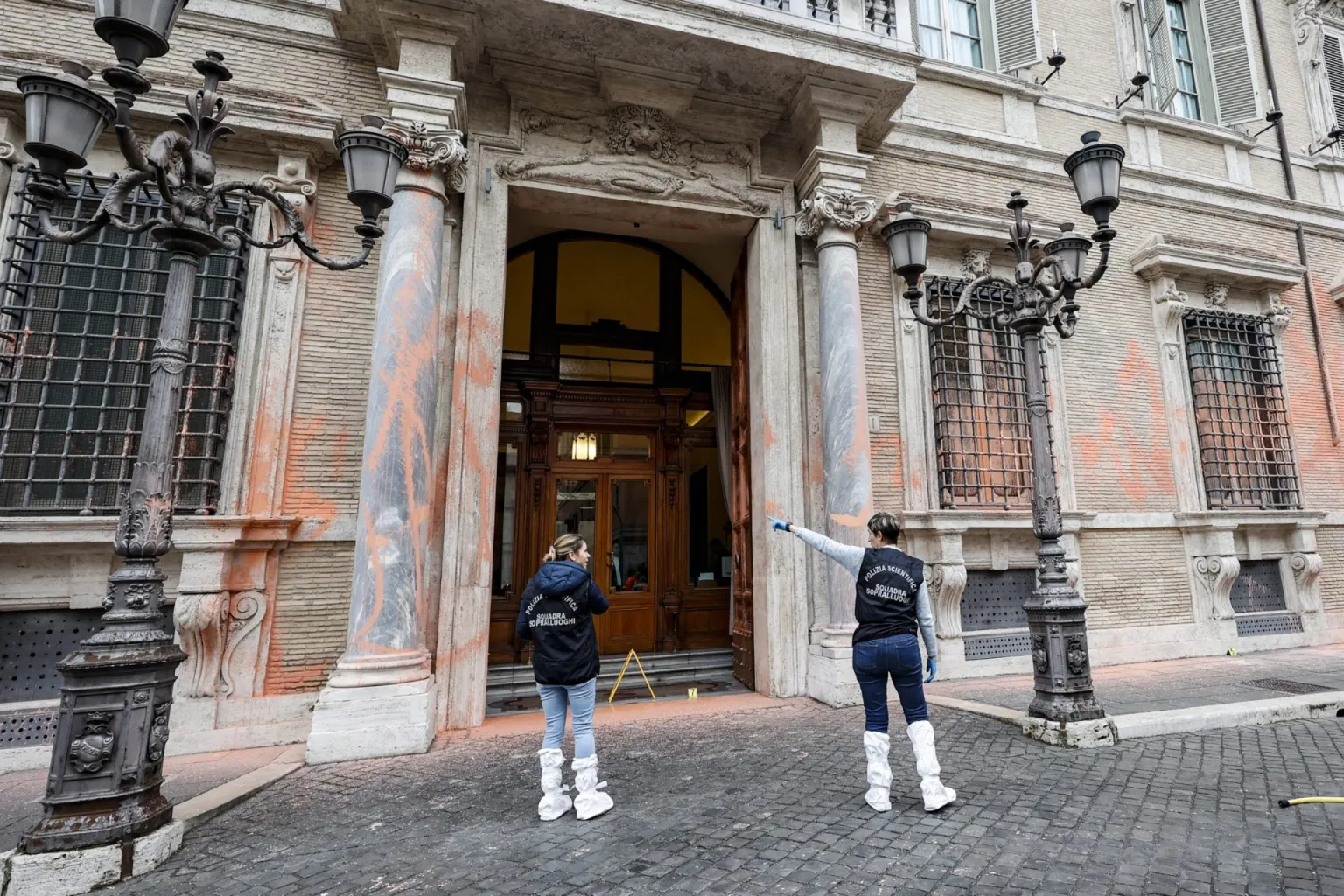 Ambientalistas cubren con pintura rosa la fachada del Senado italiano