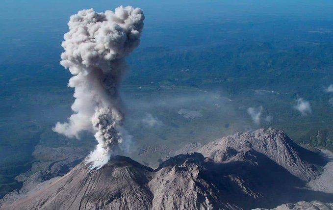 Volcán de las islas Kuriles expulsa una gran nube de cenizas