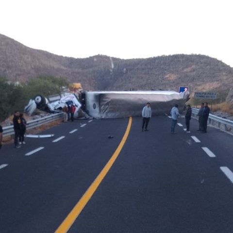 Volcadura de tráiler en la carretera Cuacnopalan-Oaxaca, deja un muerto
