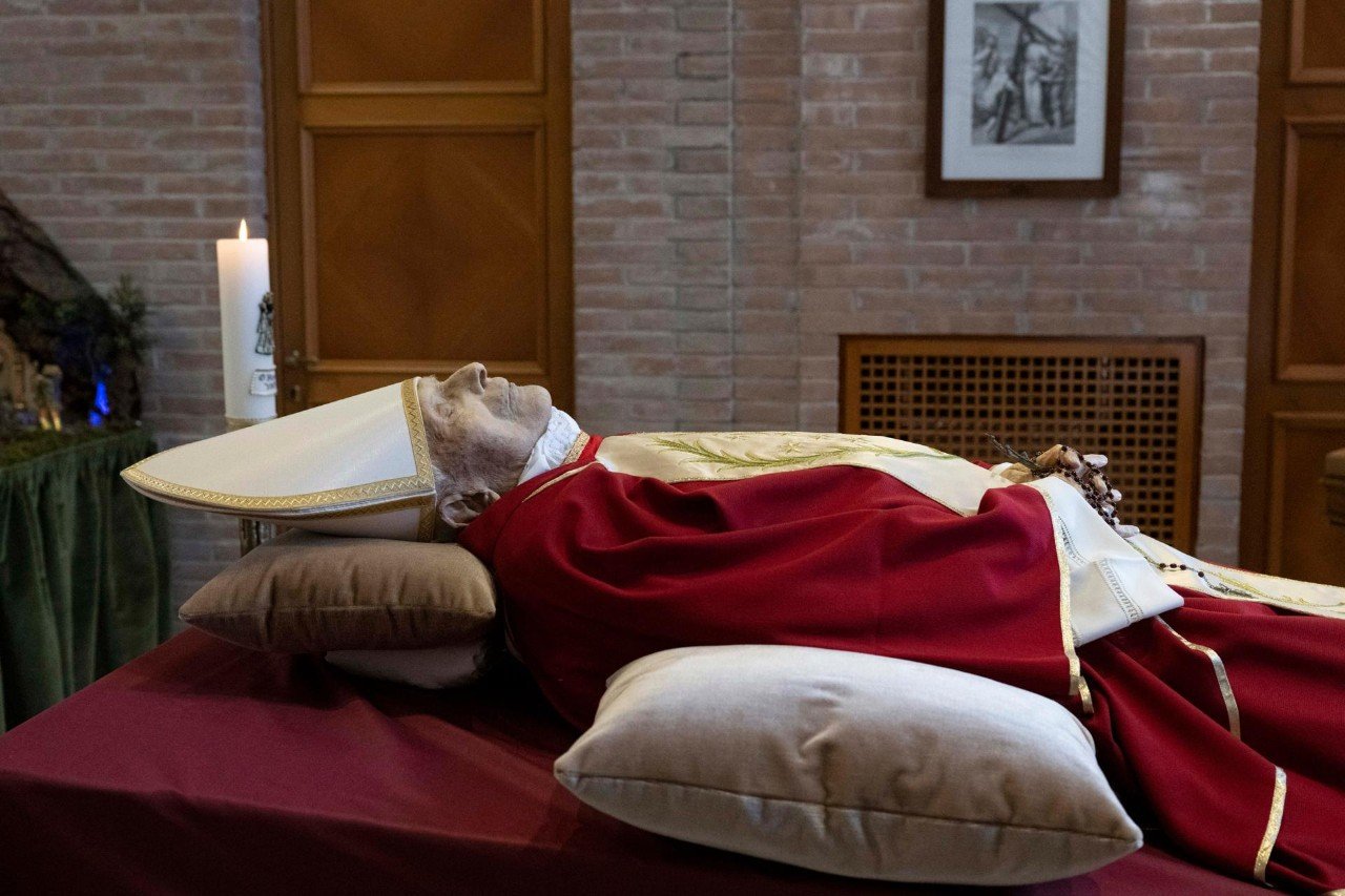 Esperan hasta tres horas para despedir a Benedicto XVI en la basílica de San Pedro: Vaticano difundió imágenes del cuerpo