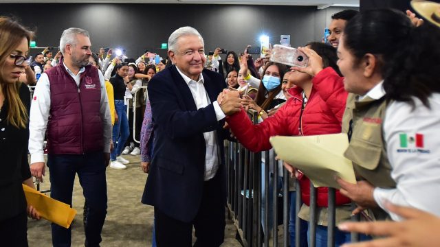 AMLO evalúa con operadores programas de Bienestar en Puebla
