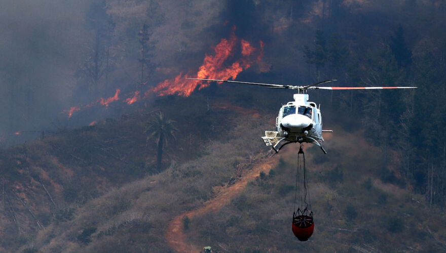 Grave incendio en Los Sauces: Declaran Alerta Roja ante el avance del fuego que afecta a 150 hectáreas