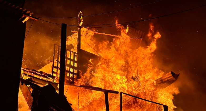 Incendio afectó campamento Mujeres Emprendedoras en Antofagasta y dejó 42 personas sin vivienda