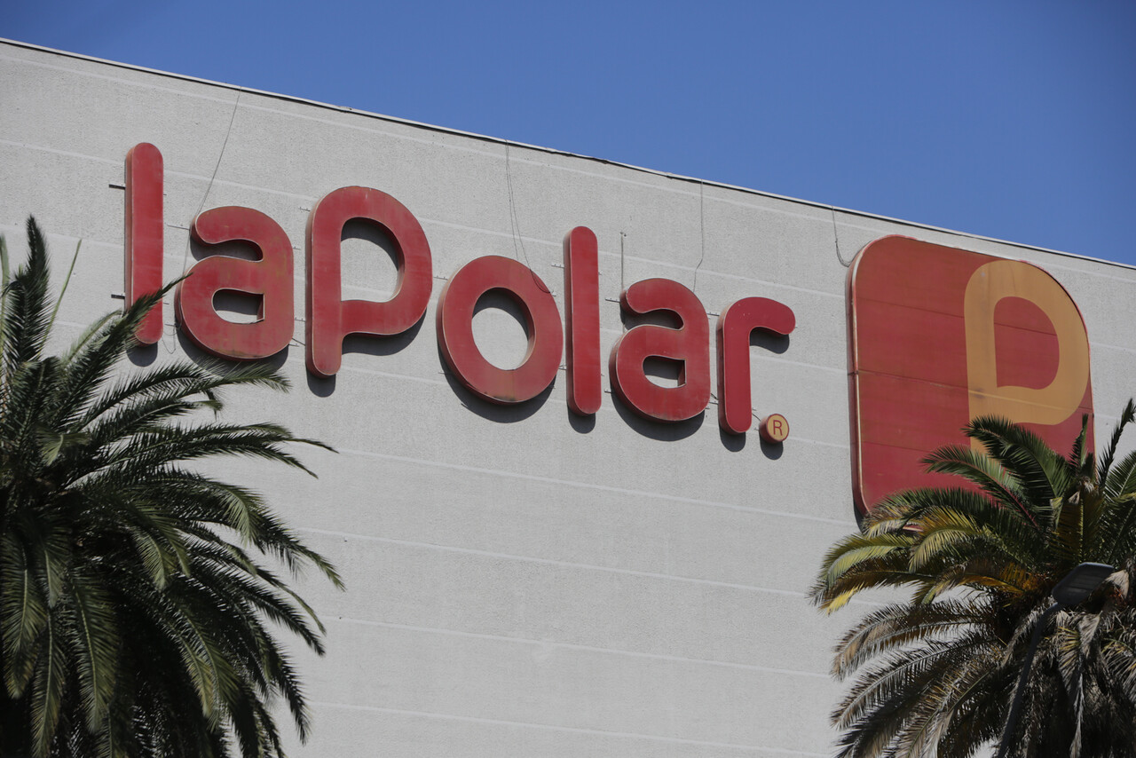 Bolsa de Santiago suspendió transacciones de «La Polar» por dos horas, tras acusaciones por venta de ropa falsificada