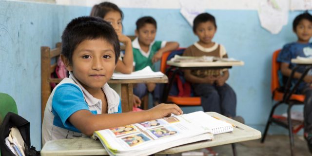 Estudiantes de escasos recursos se benefician menos de la educación pública: Unicef