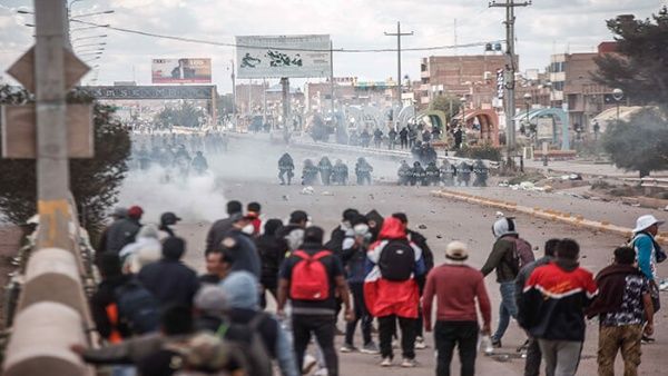 Manifestantes denuncian que fuerzas del orden público de Perú usan armas de fuego para reprimirlos
