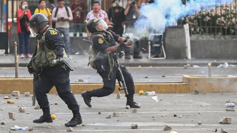 Choques con la policía en tres aeropuertos de Perú dejan un muerto y varios heridos