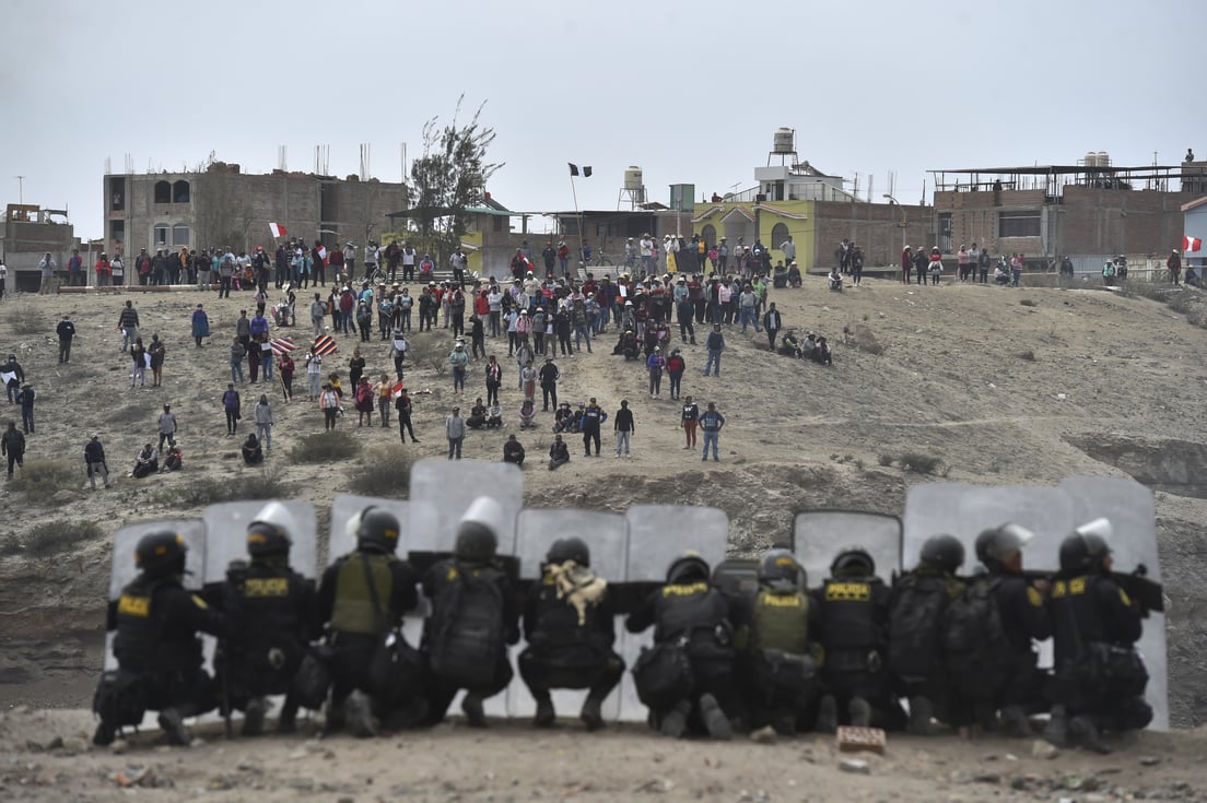 Siguen las protestas en Perú: manifestantes piden justicia por los muertos que deja la represión