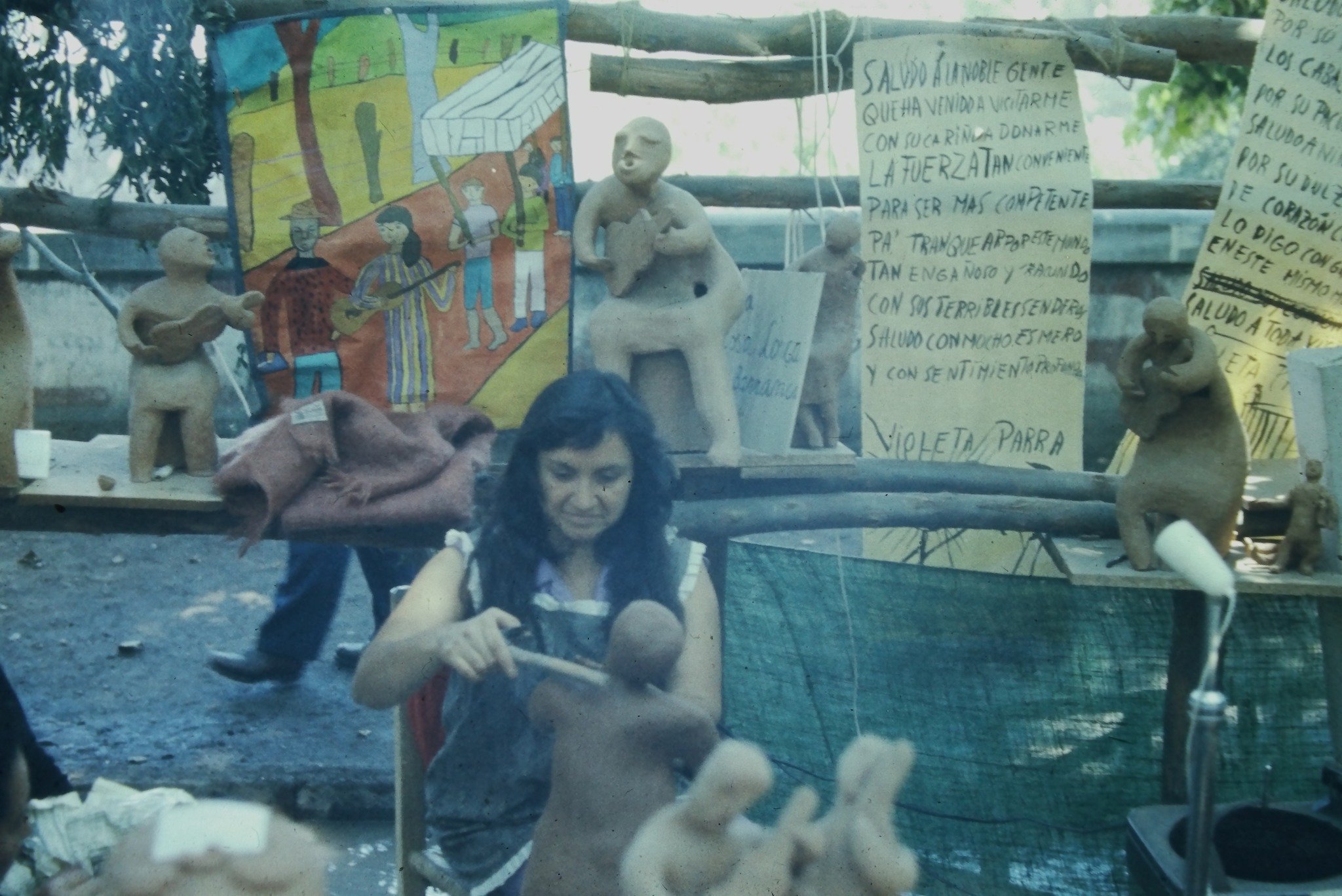 Violeta Parra a color: Dan a conocer inéditas imágenes de la artista en la Feria de Artes Plásticas del Parque Forestal en 1959