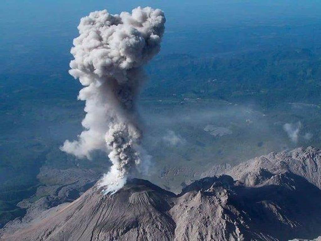 El volcán ruso Chikurachki en islas Kuriles lanzó nube de cenizas