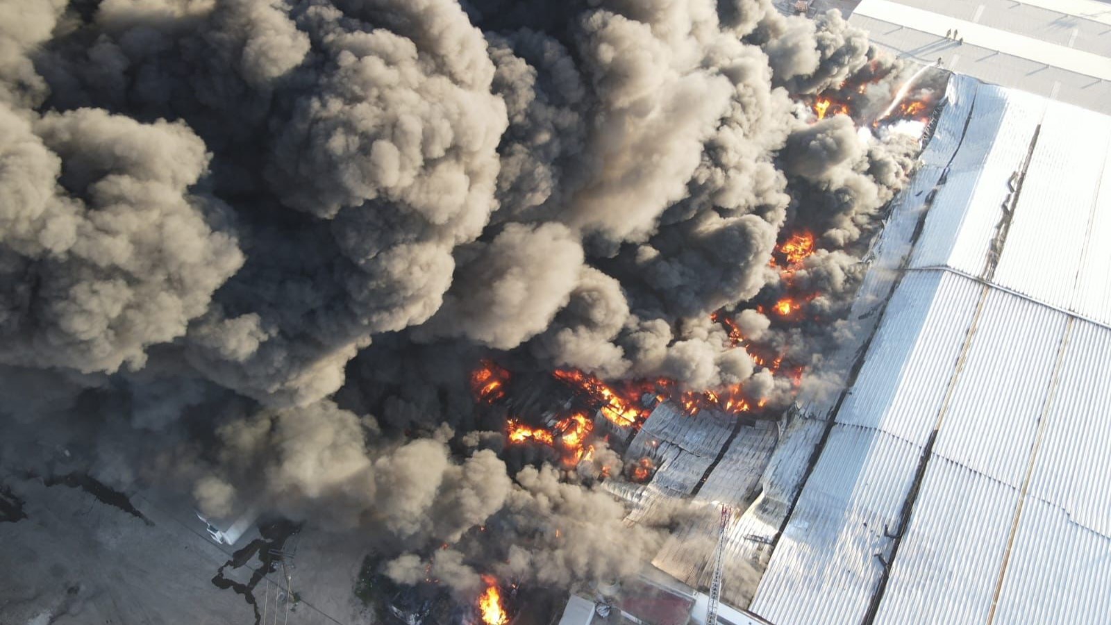 Fuerte incendio en Tijuana deja daños totales en seis empresas