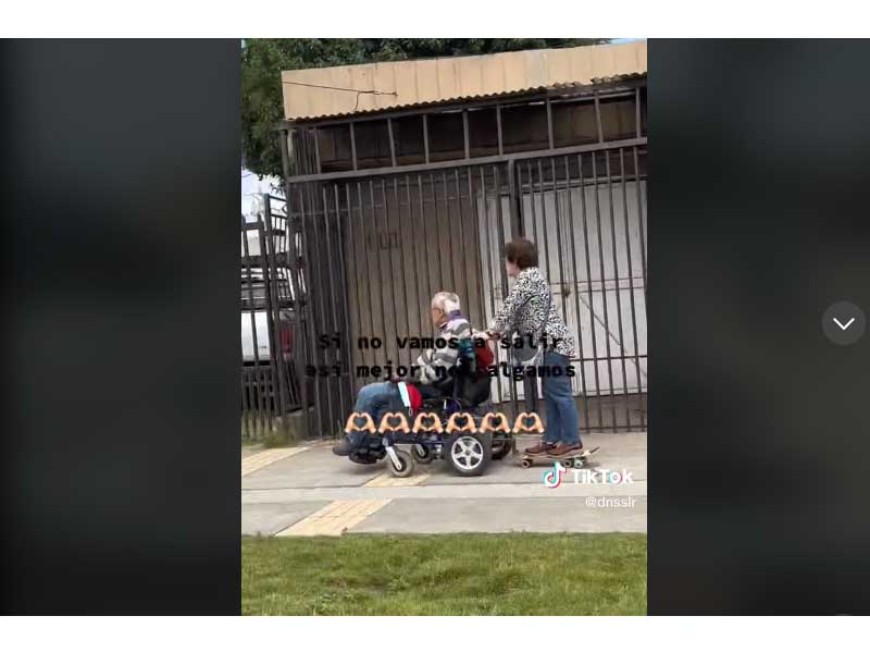 Adultos mayores se viralizan por pasear en skate y silla de ruedas en Talcahuano