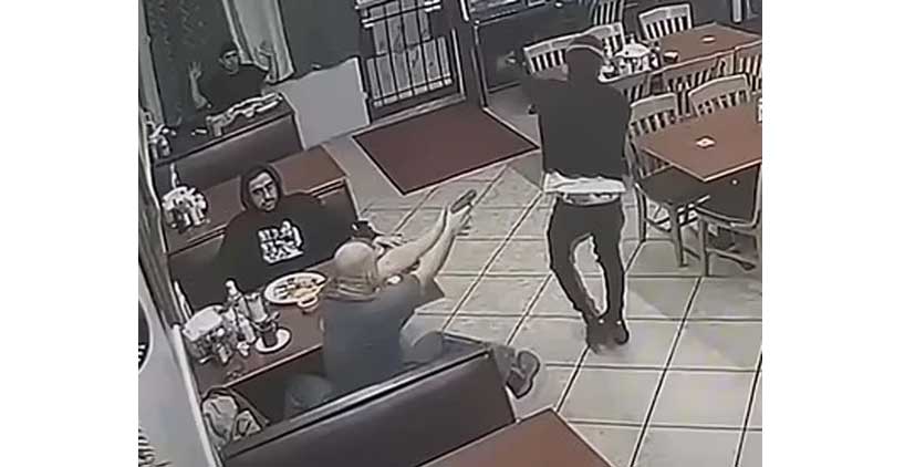 Hombre quiso robar en restorán con arma de juguete y fue acribillado a balazos por cliente