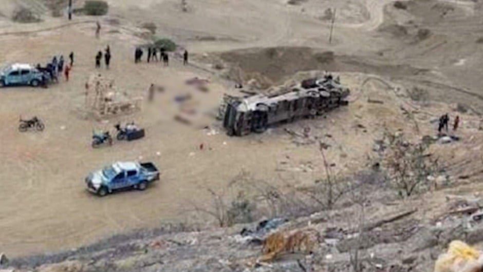 Perú: cae autobús a barranco y mueren 24 personas