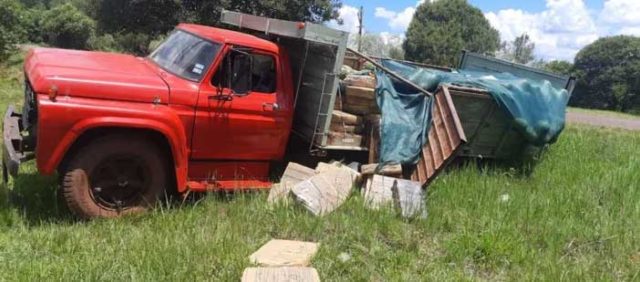 Camión chocó cargado con sandías, melones y 4 toneladas de marihuana