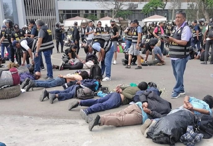 “Como en un campo de concentración”: Repudio a las masivas detenciones en Universidad de San Marcos, Lima, Perú