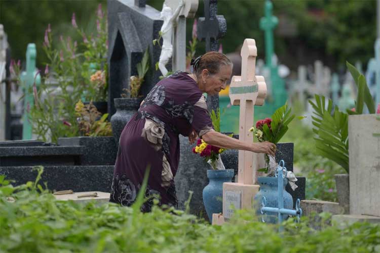 Clientes ocultos revelan engaños y abusos a consumidores en cementerios y funerarias de Santiago