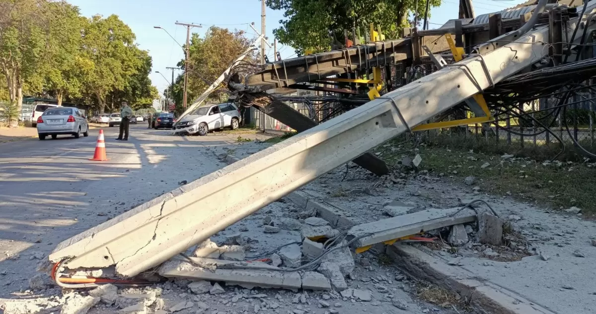 Mujer arrasó con tres postes de luz en Conchalí y dejó sin energía eléctrica a los vecinos: marcó 1.53 en alcotest