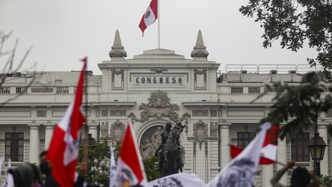 Congreso de Perú suspende hasta este martes sesión sobre adelanto de elecciones