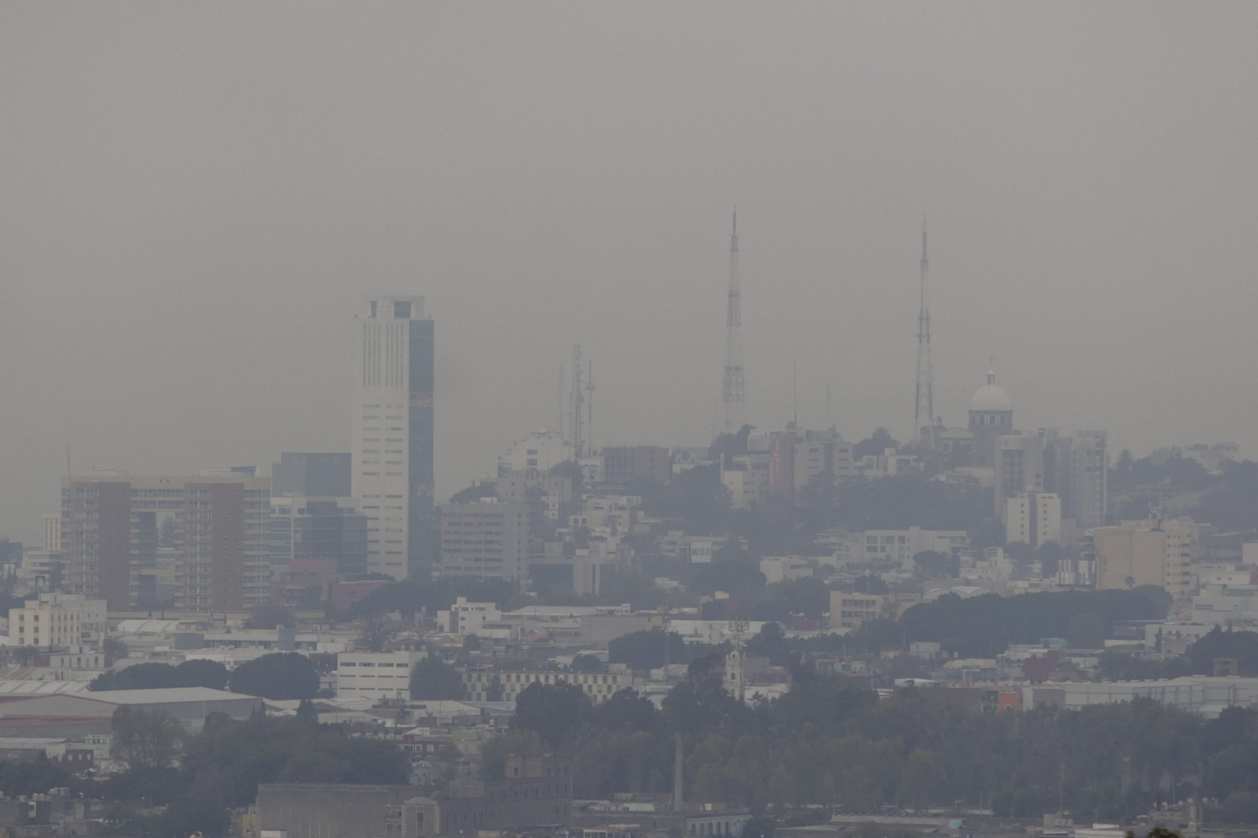 Vehículos, responsables del 80% de la contaminación del aire en Puebla