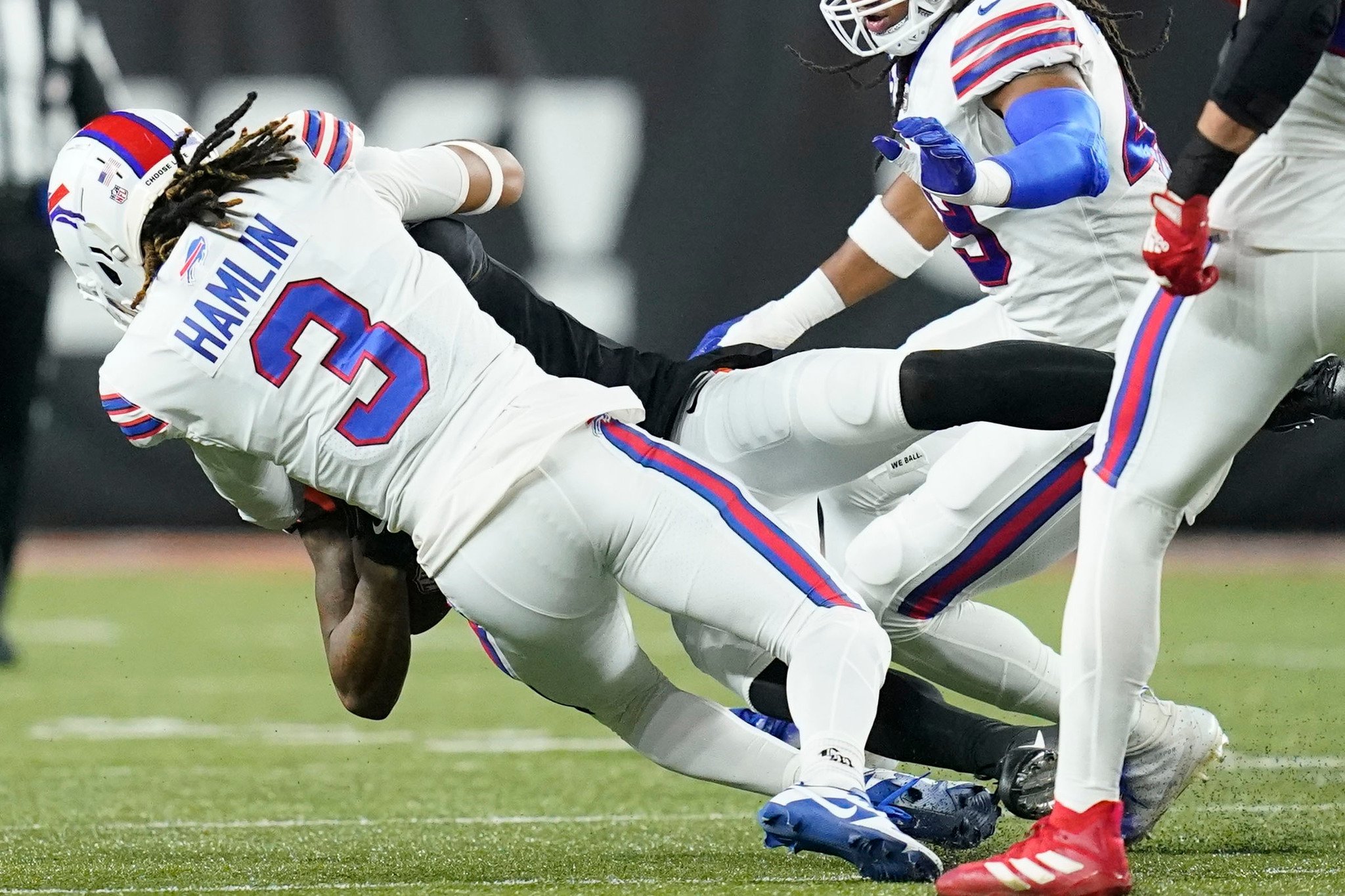 Damar Hamlin, jugador de los Bills de Buffalo en NFL, sufre paro cardiaco durante partido