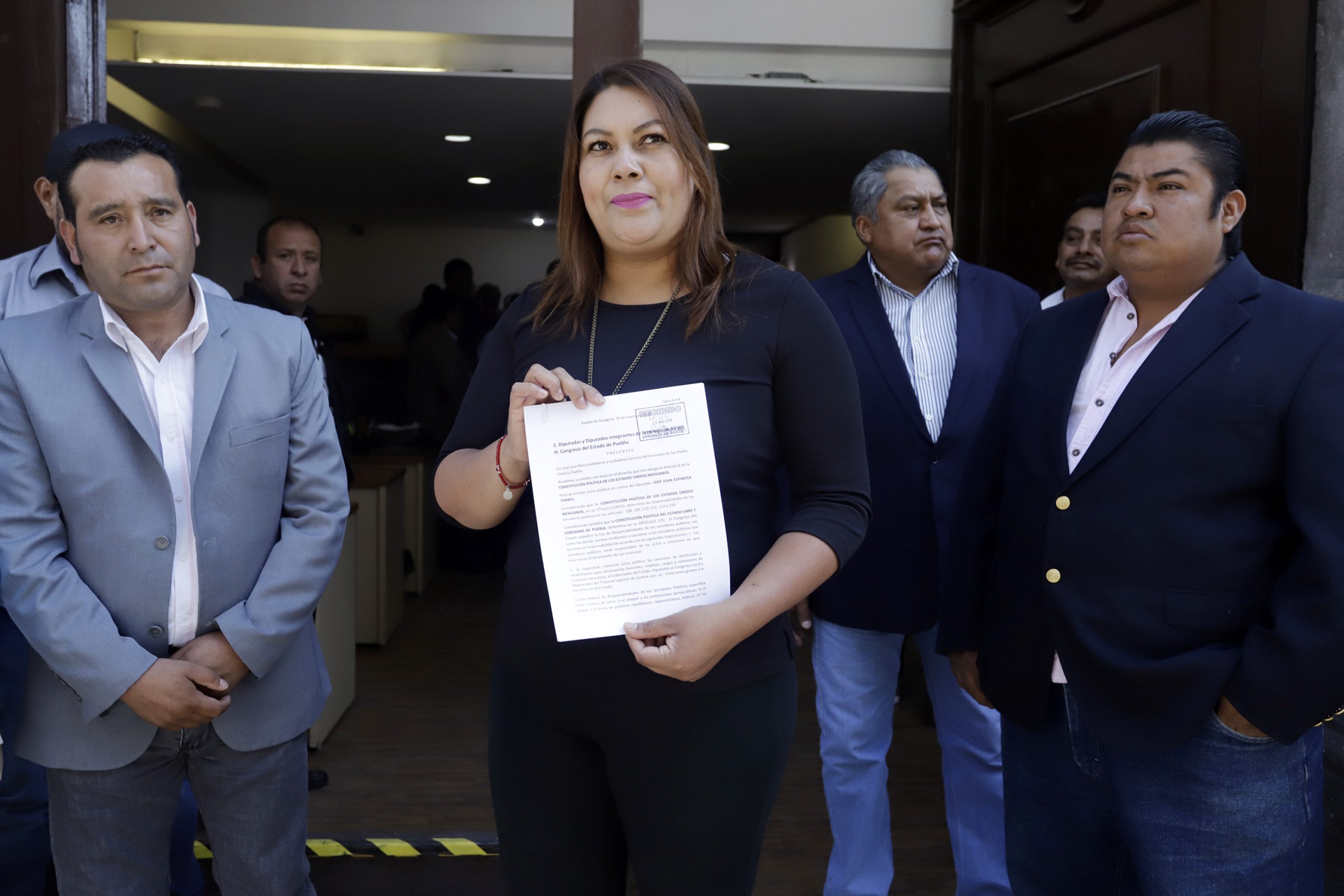 Regidora cholulteca denuncia a la edil ante IEE por violencia política