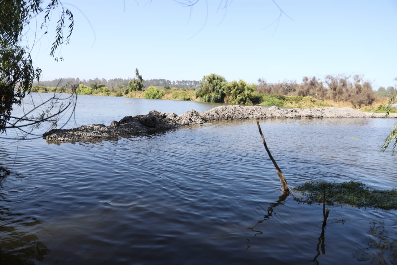 San Antonio: Gobernador Rodrigo Mundaca fiscalizó intervención de empresa sanitaria en desembocadura del Río Maipo