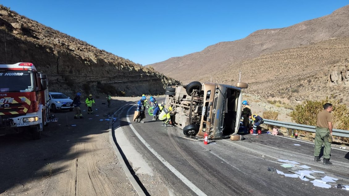 Accidente de bus que transportaba  inmigrantes irregulares deja dos muertos y 28 heridos en Tarapacá: chofer no tenía licencia de conducir