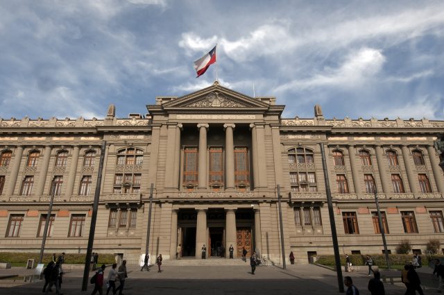 Corte Suprema acoge recurso de protección contra Canal 13: la estación vulneró los derechos constitucionales de una mujer al exhibir ilegalmente su detención